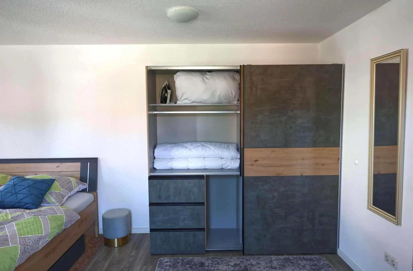 Ferienwohnung Zur Sonne Thüringer Wald - Schrank mit zusätzlichen Betten und Kissen