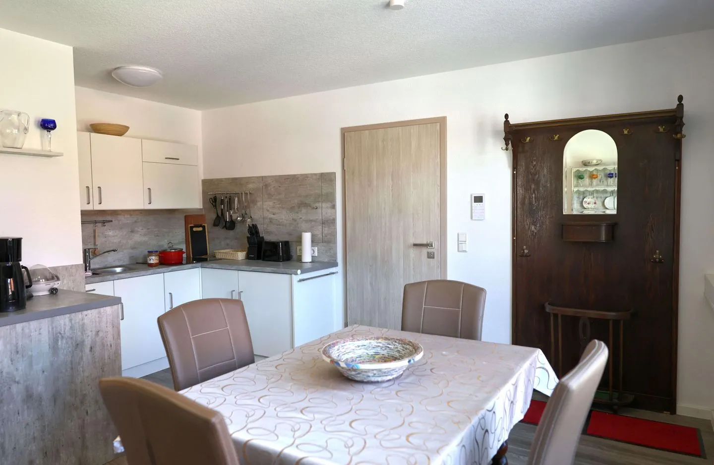 Ferienwohnung Zur Sonne Thüringer Wald - Kleine Küche mit Herd und Esstisch
