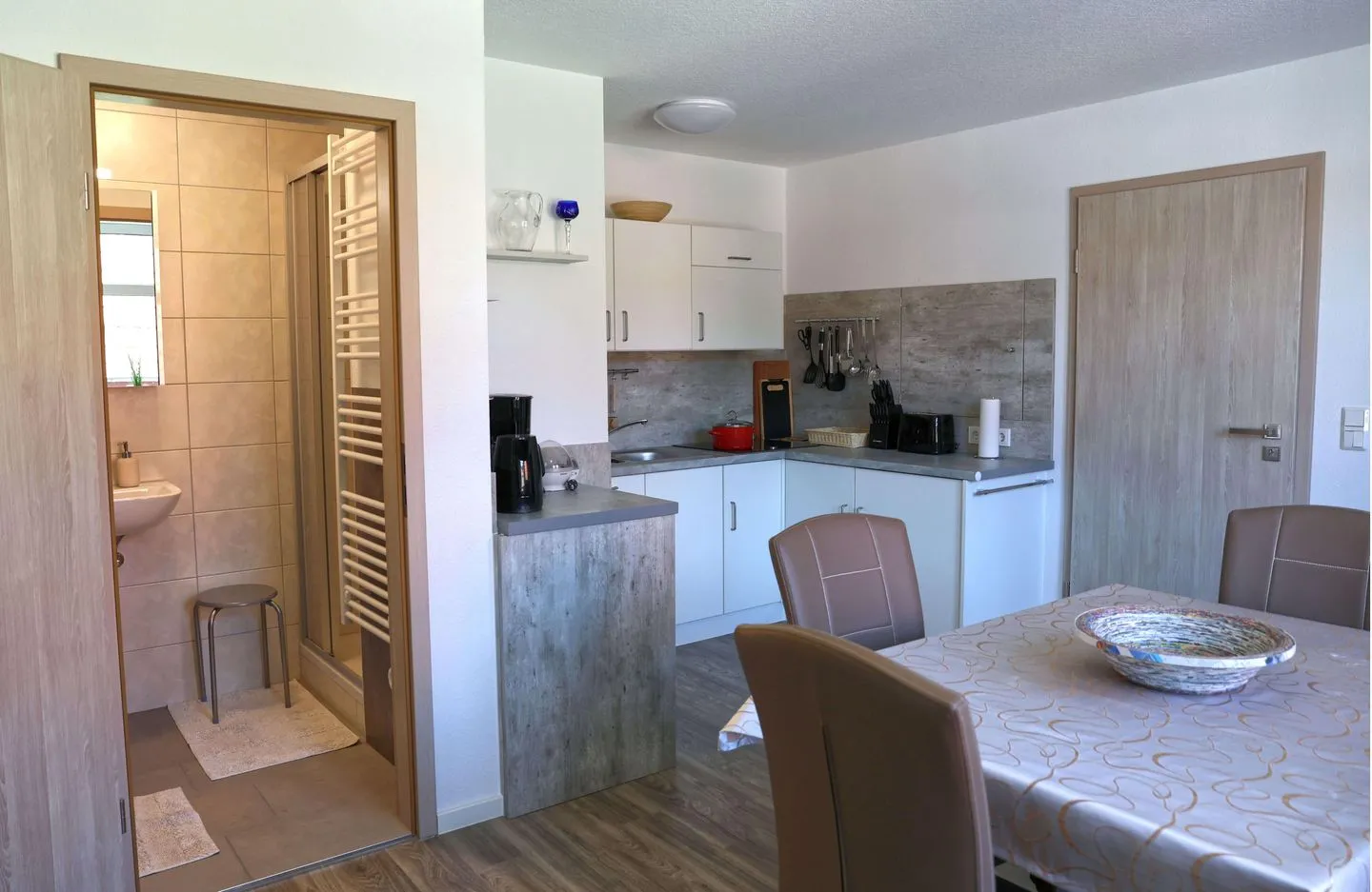 Ferienwohnung Zur Sonne Thüringer Wald - Überblick der Zimmer mit Bad, Essbereich und Küche