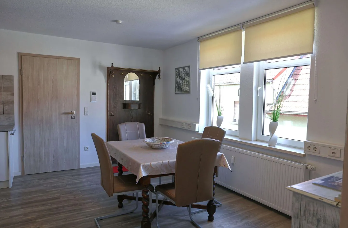 Ferienwohnung Zur Sonne Thüringer Wald - Heller Essbereich mit zwei Fenstern