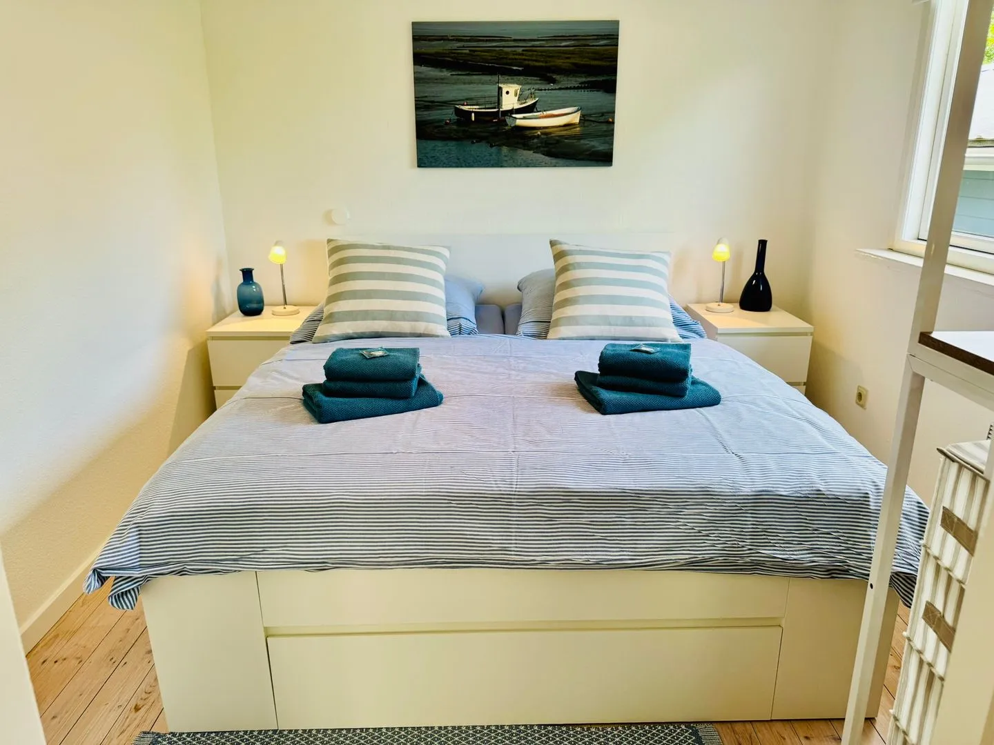 Blaue Pause Flensburger Förde - Schlafzimmer mit Doppelbett (180 x 200 cm) und Fliegengitter