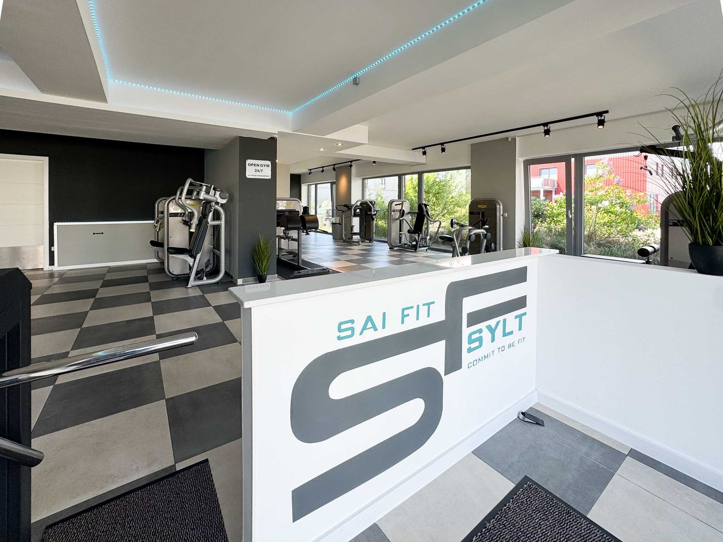 Eingangsbereich mit Drehkreuz zum 24/7 Fitness-Studio Sai Fit Sylt
