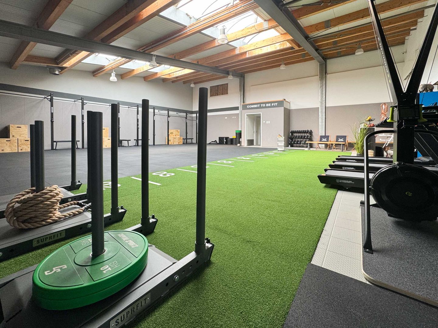 Kursraum mit Geräten für Crossfit und Hyrox