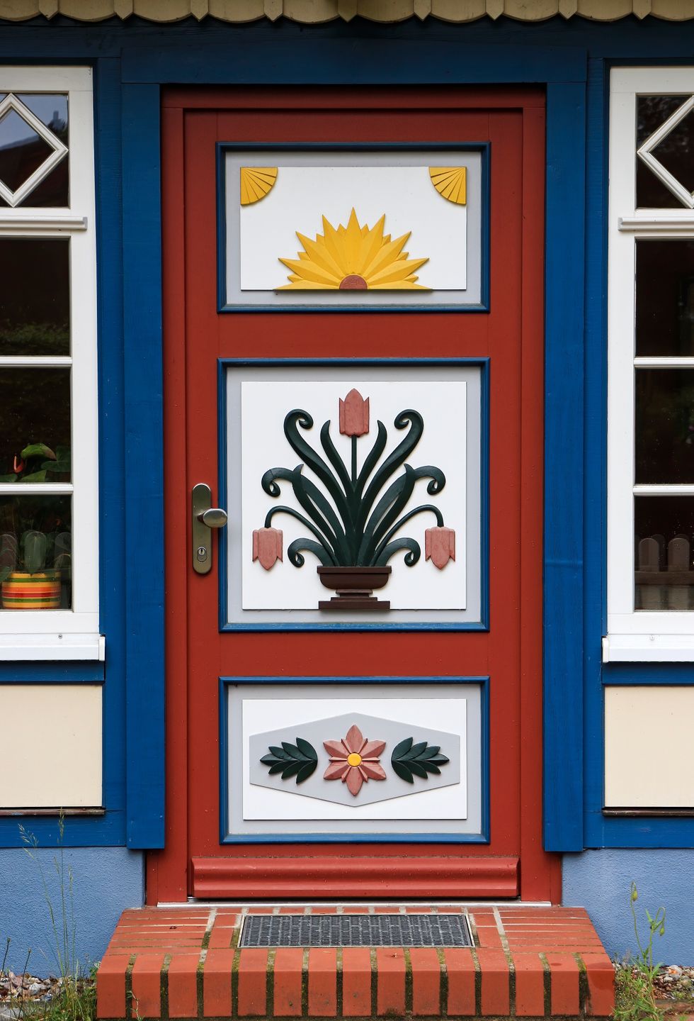 typische Darßer Tür mit Blumen- und Sonnenmotiv