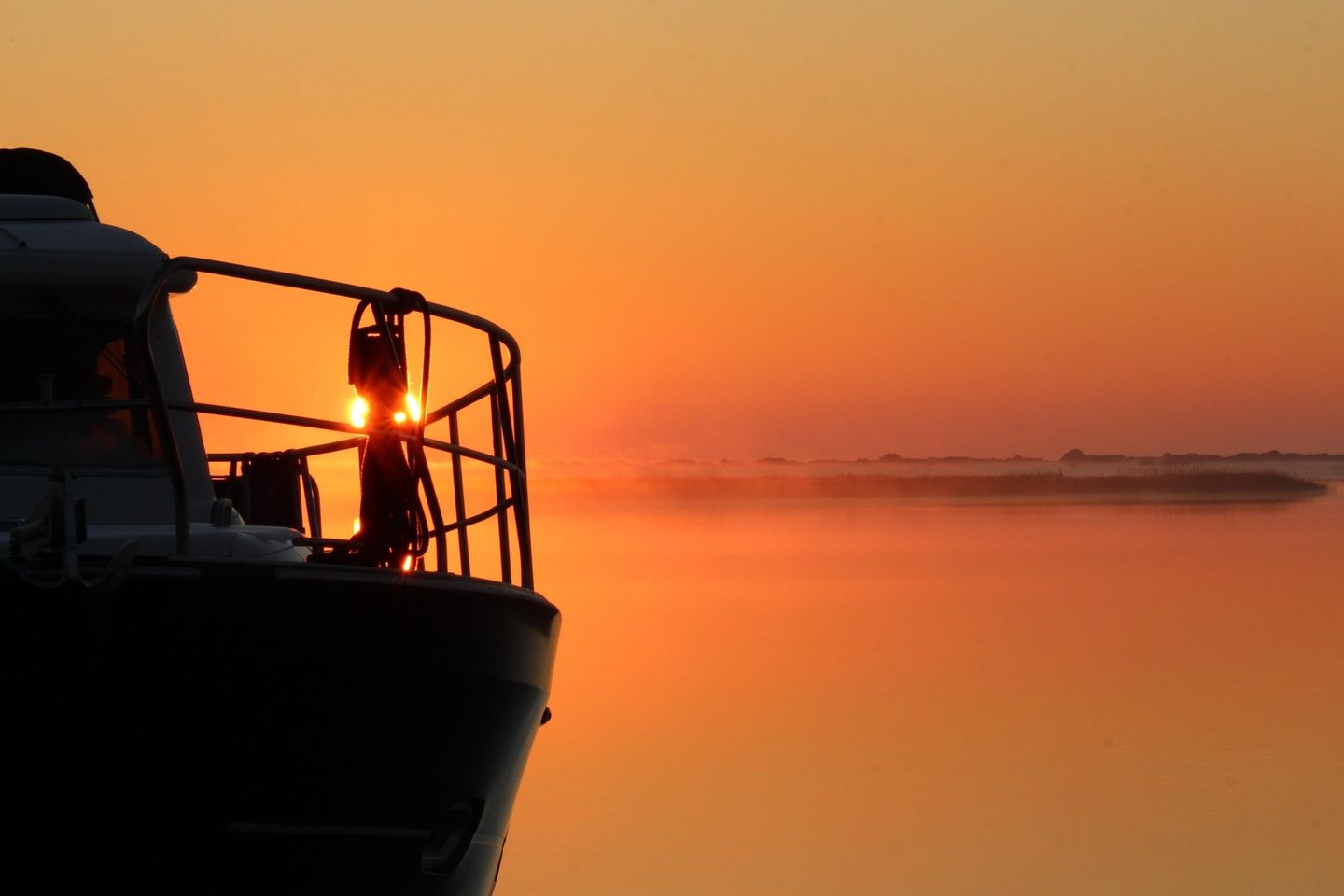 Schifffahrt auf dem Bodden bei Sonnenuntergang