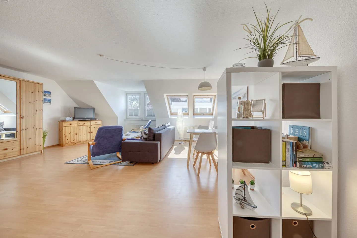 Studio Waren (Müritz) - Ferienwohnung Studio Waren Blick vom Flur ins Wohnzimmer