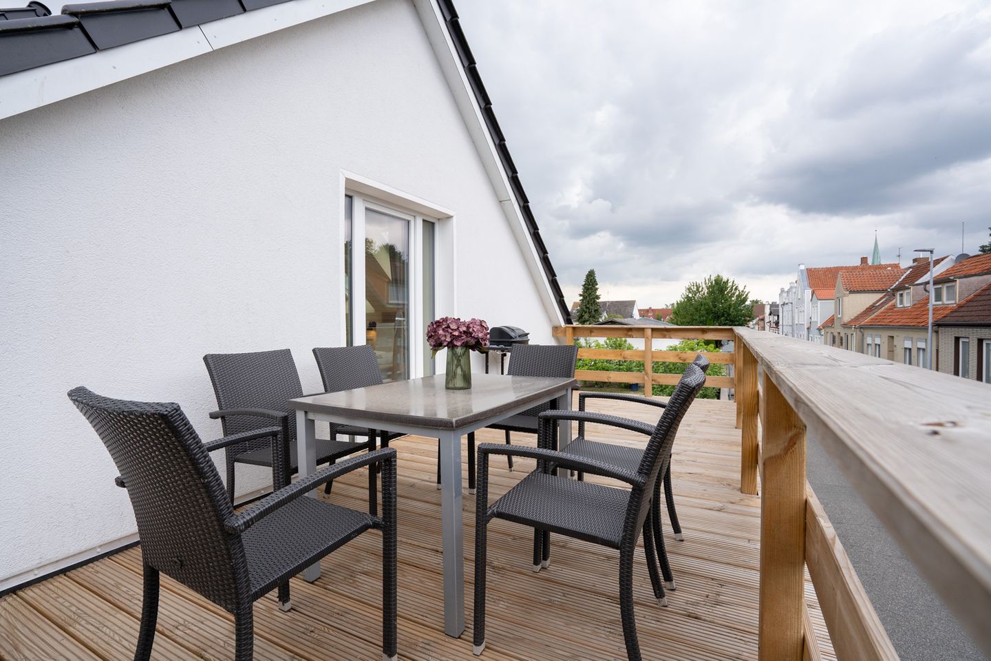 Eleganz trifft Komfort – Ferienwohnung mit Sauna, Grill & Balkon