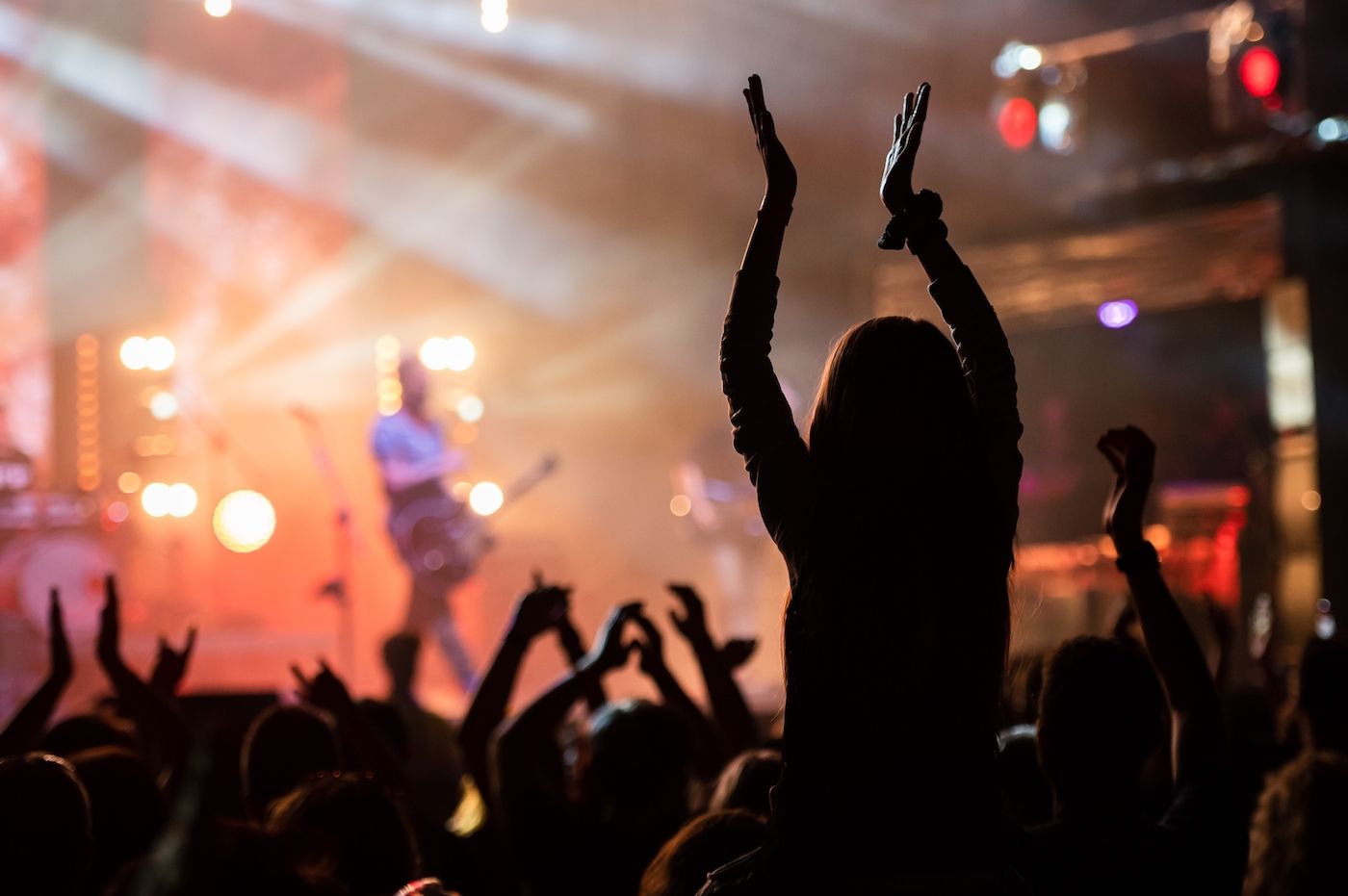 open air Konzert - Mädchen mit klatschenden Händen