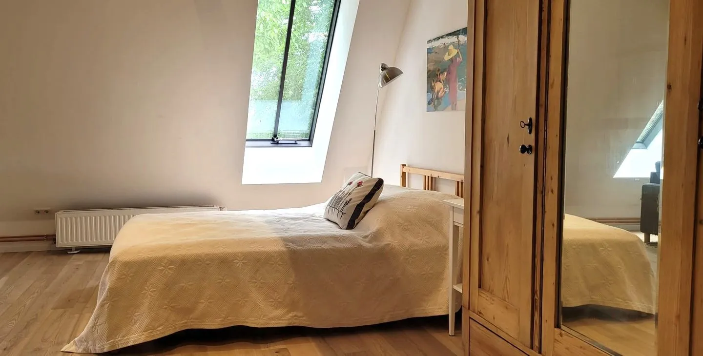 Loft Reethus Koppelkiek Husby - Doppelbett 140x200cm im offenen Schlafbereich