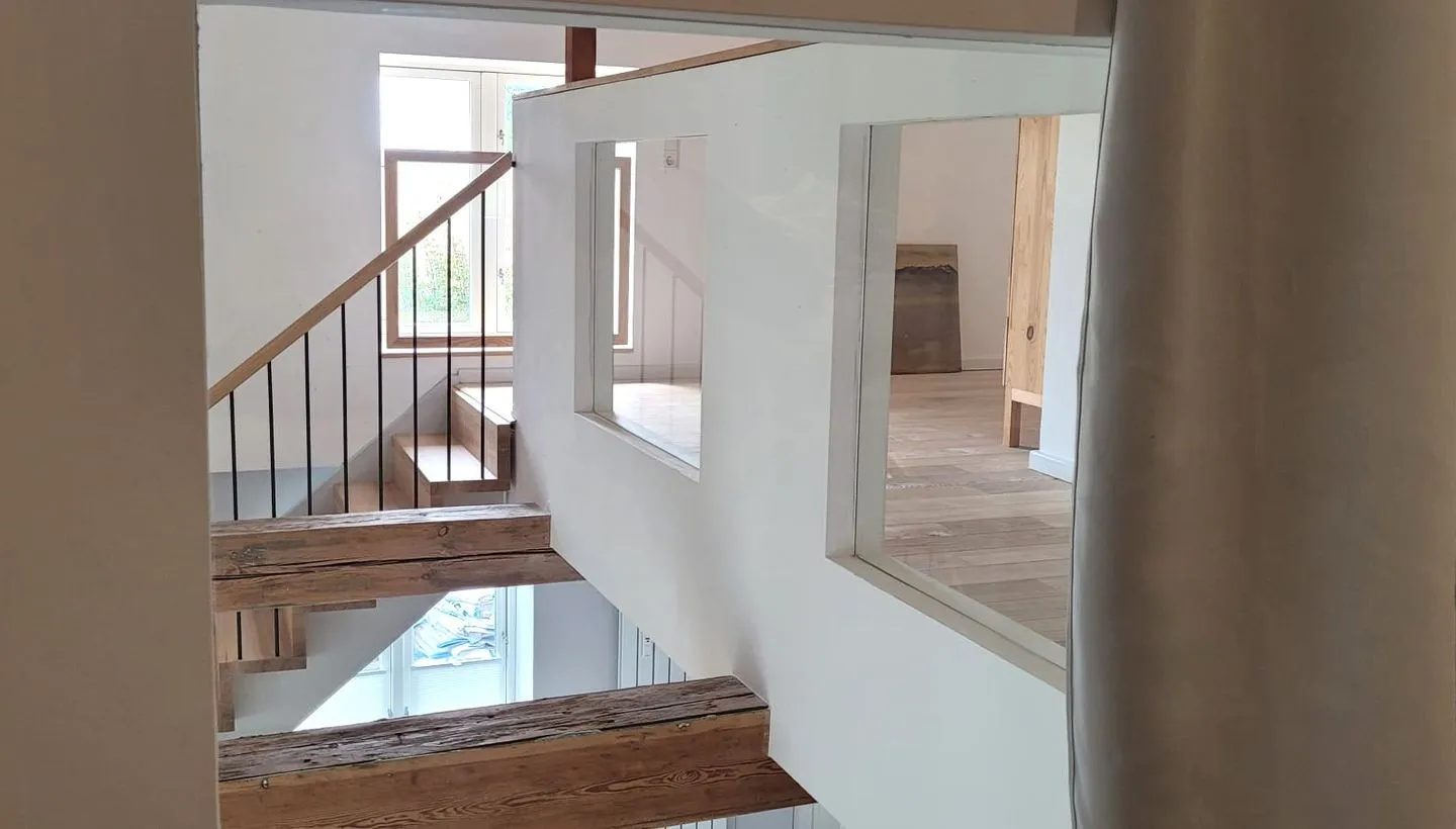 Loft Reethus Koppelkiek Husby - offene Galerie mit Wohn- und Schlafbereichen