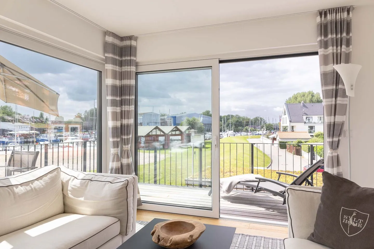 Hafenglück - mit Balkon & außergewöhnlichem Hafenblick - Wohnzimmer