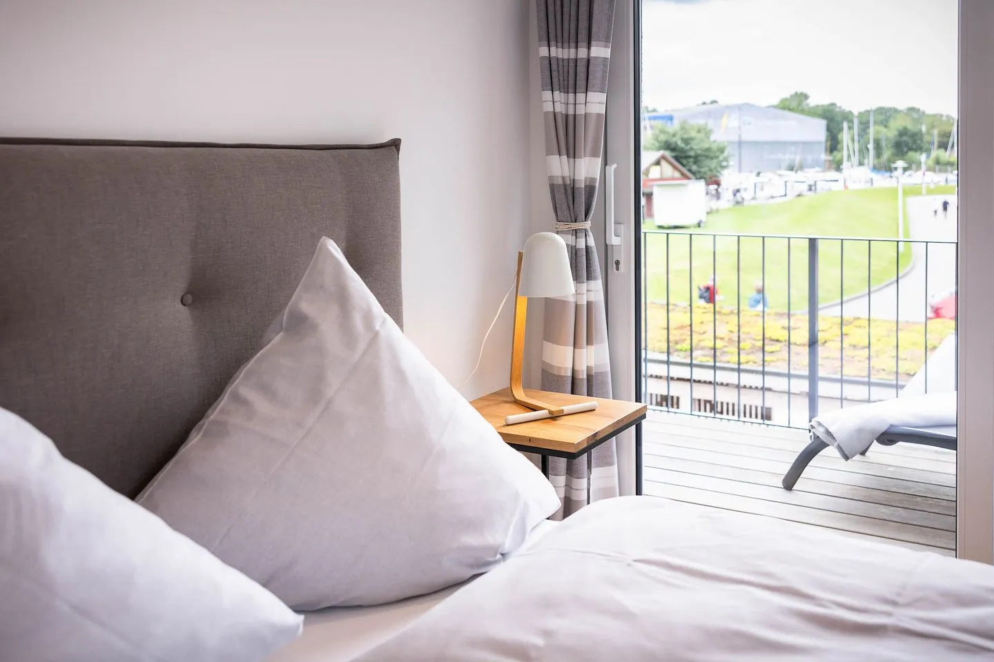 Hafenglück - mit Balkon & außergewöhnlichem Hafenblick - Bett