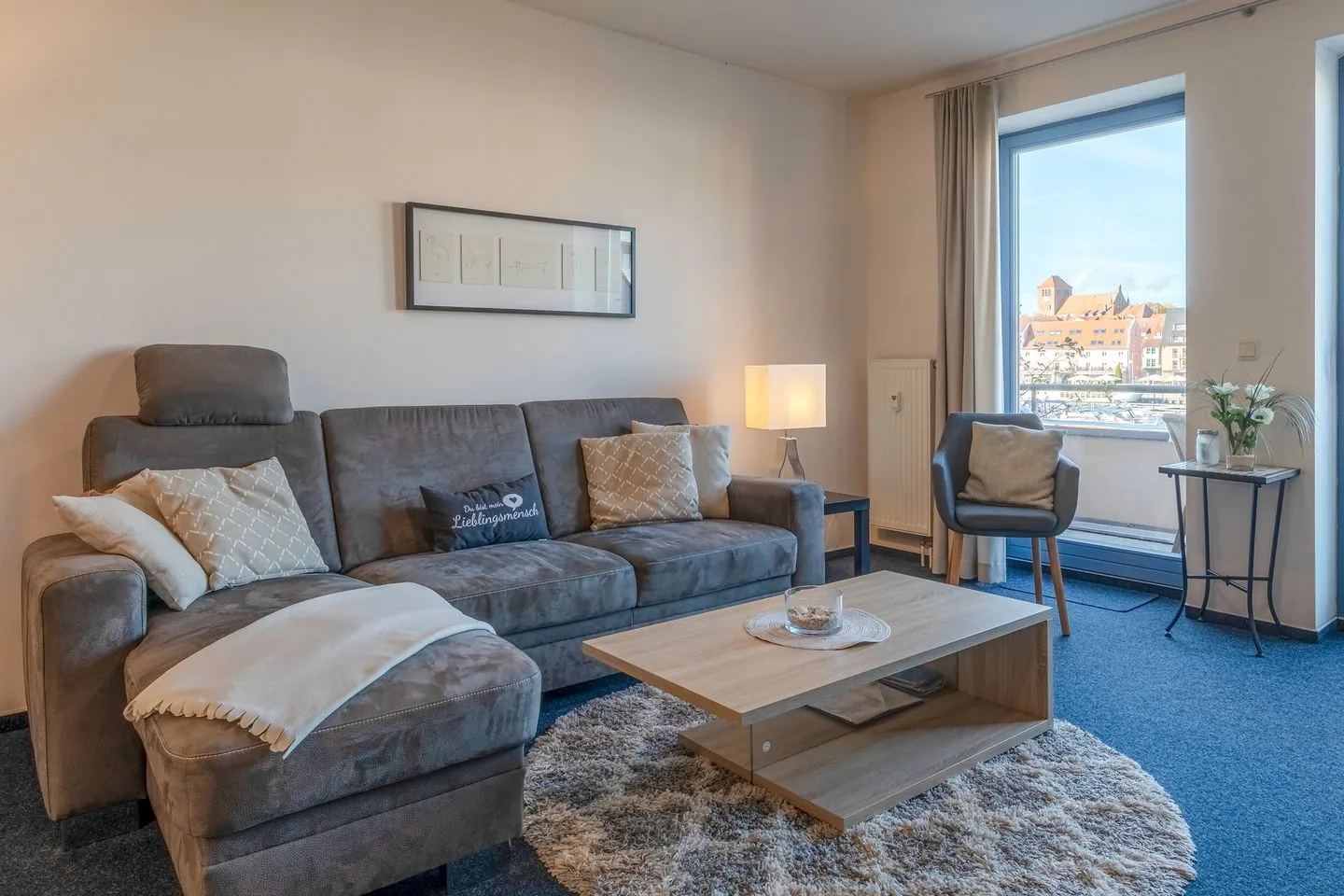 HafenLiebe Waren (Müritz) - Ferienwohnung HafenLiebe Waren (Müritz) - Wohnzimmer mit gemütlicher Sitzgruppe
