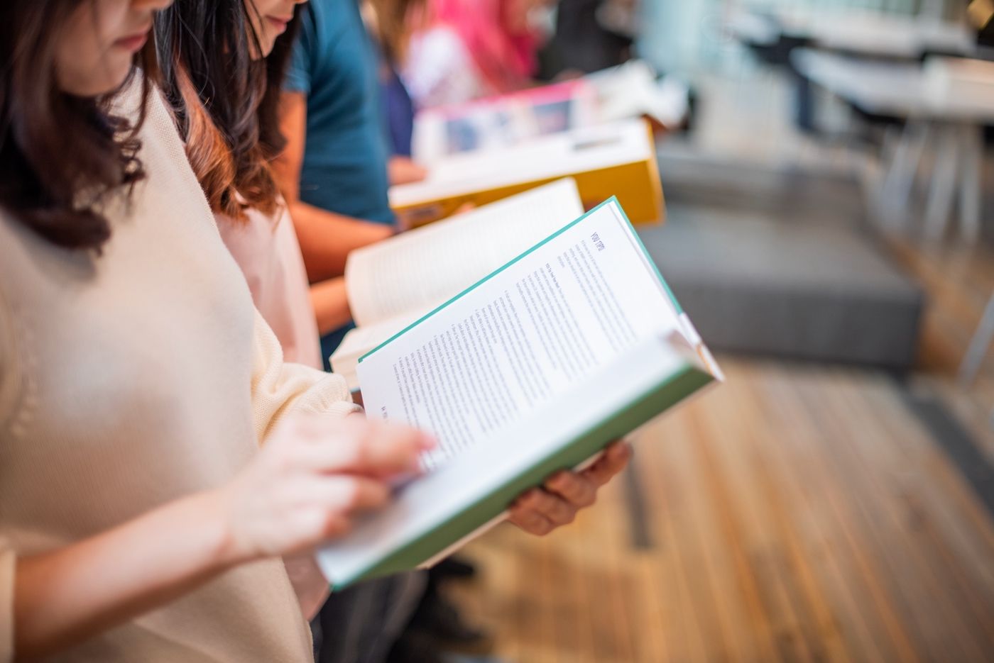 lesende Menschen mit Buch in der Hand