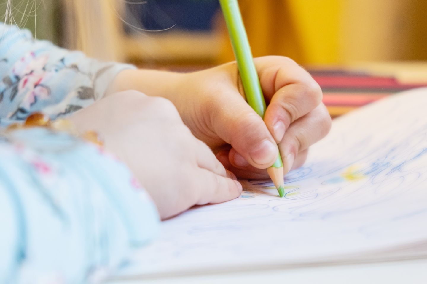 schreibendes kleines Mädchen mit Papier und Stift