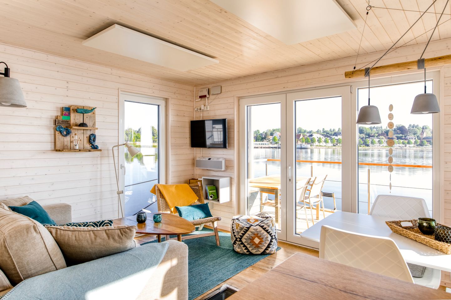 Wenn die erste Reihe am Strand einfach nicht ausreichend ist, erleben Sie Urlaub am Hausboot.