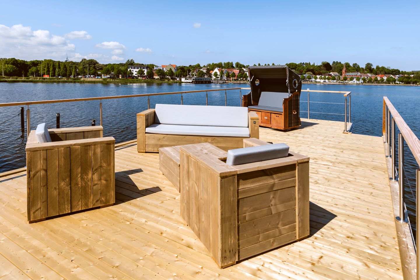 Wenn die erste Reihe am Strand einfach nicht ausreichend ist, erleben Sie Urlaub am Hausboot.