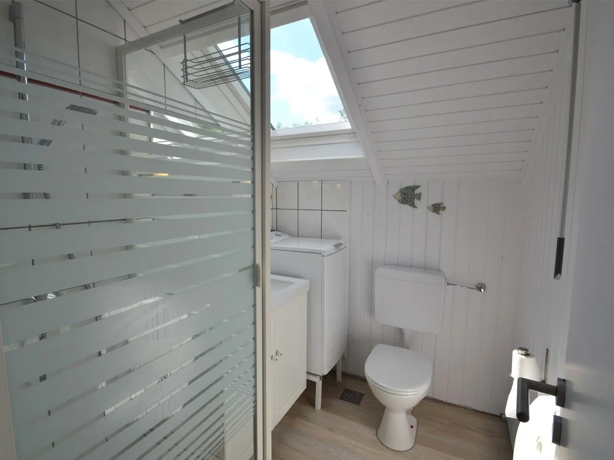 Lille Hus Flensburger Förde - Bad mit Dusche, WC, Fenster und Waschmaschine