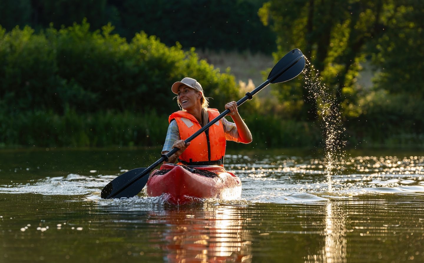 lächelnde Frau im Kayak auf dem Wasser
