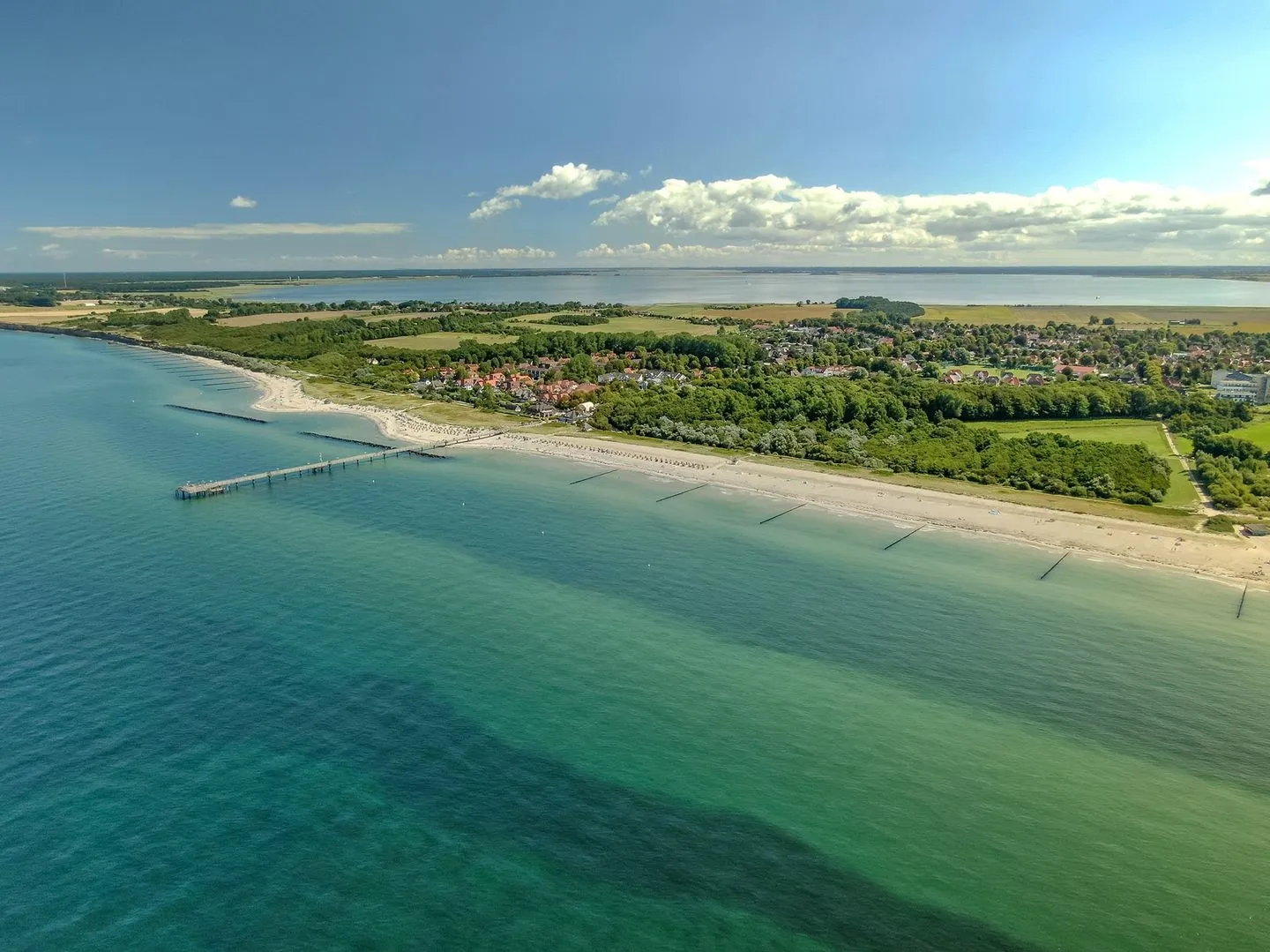 Kleine Strandoase Wustrow - Ferienwohnung Kleine Strandoase Ostseebad Wustrow ZweiWasser Alte Seefahrtschule Drohnenaufnahme vom Meer