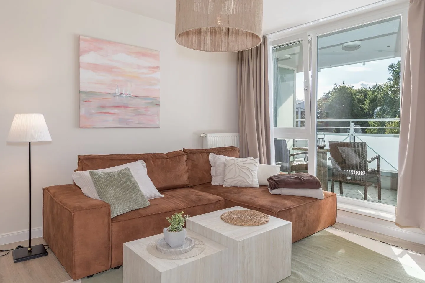 Küstenglück Zingst - Ferienwohnung Küstenglück Aparthotel Zingst - Wohnzimmer mit einladender Couch