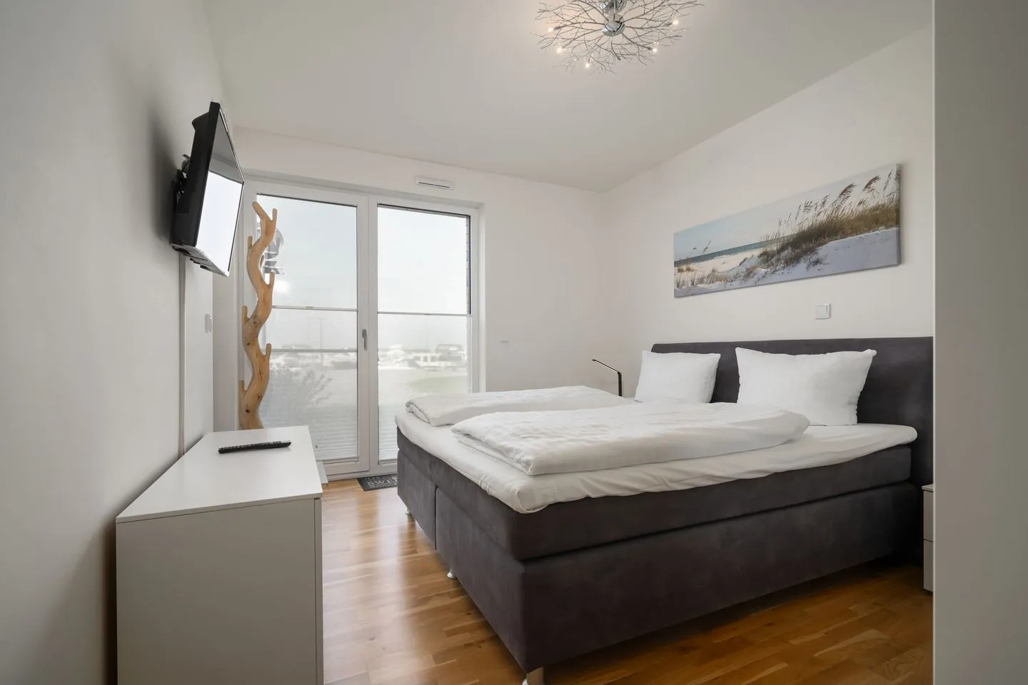 Fischotter Waren (Müritz) - Ferienwohnung Fischotter Waren (Müritz) - Helles Schlafzimmer mit Boxspringbett und Balkonzugang