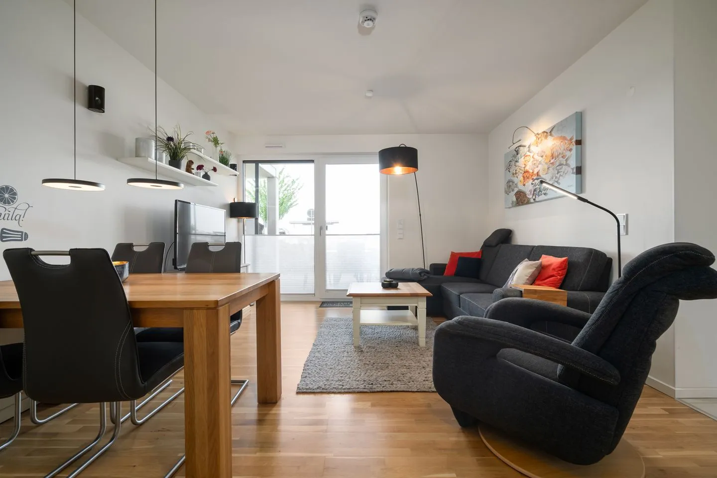 Fischotter Waren (Müritz) - Ferienwohnung Fischotter Waren (Müritz) - Heller Wohn- und Essbereich mit Zugang zum Balkon