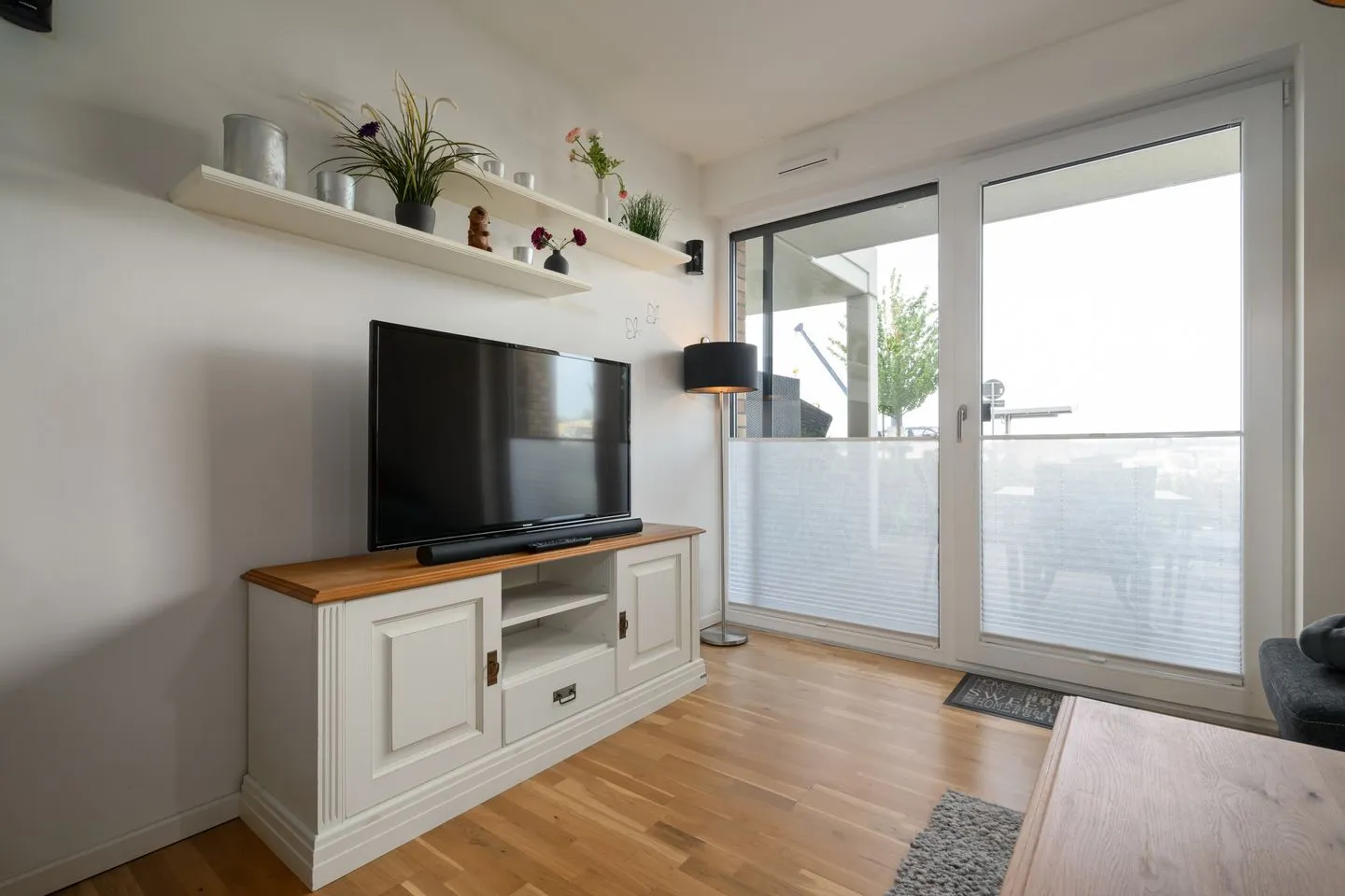 Fischotter Waren (Müritz) - Ferienwohnung Fischotter Waren (Müritz) - Wohnbereich mit TV und Zugang zur Terrasse