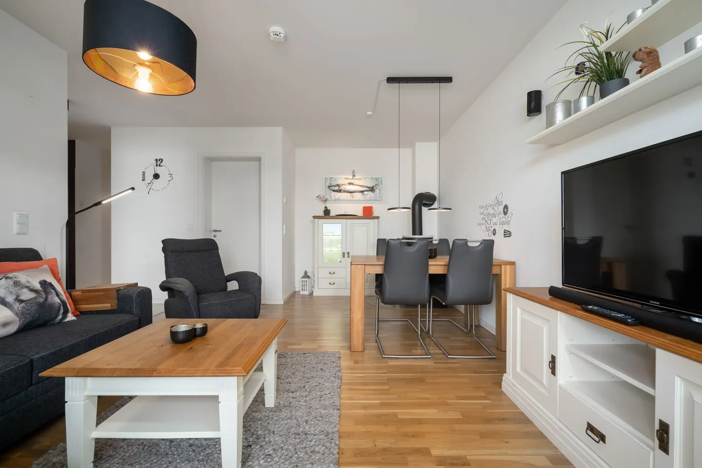 Fischotter Waren (Müritz) - Ferienwohnung Fischotter Waren (Müritz) - heller Wohn- und Essbereich mit TV