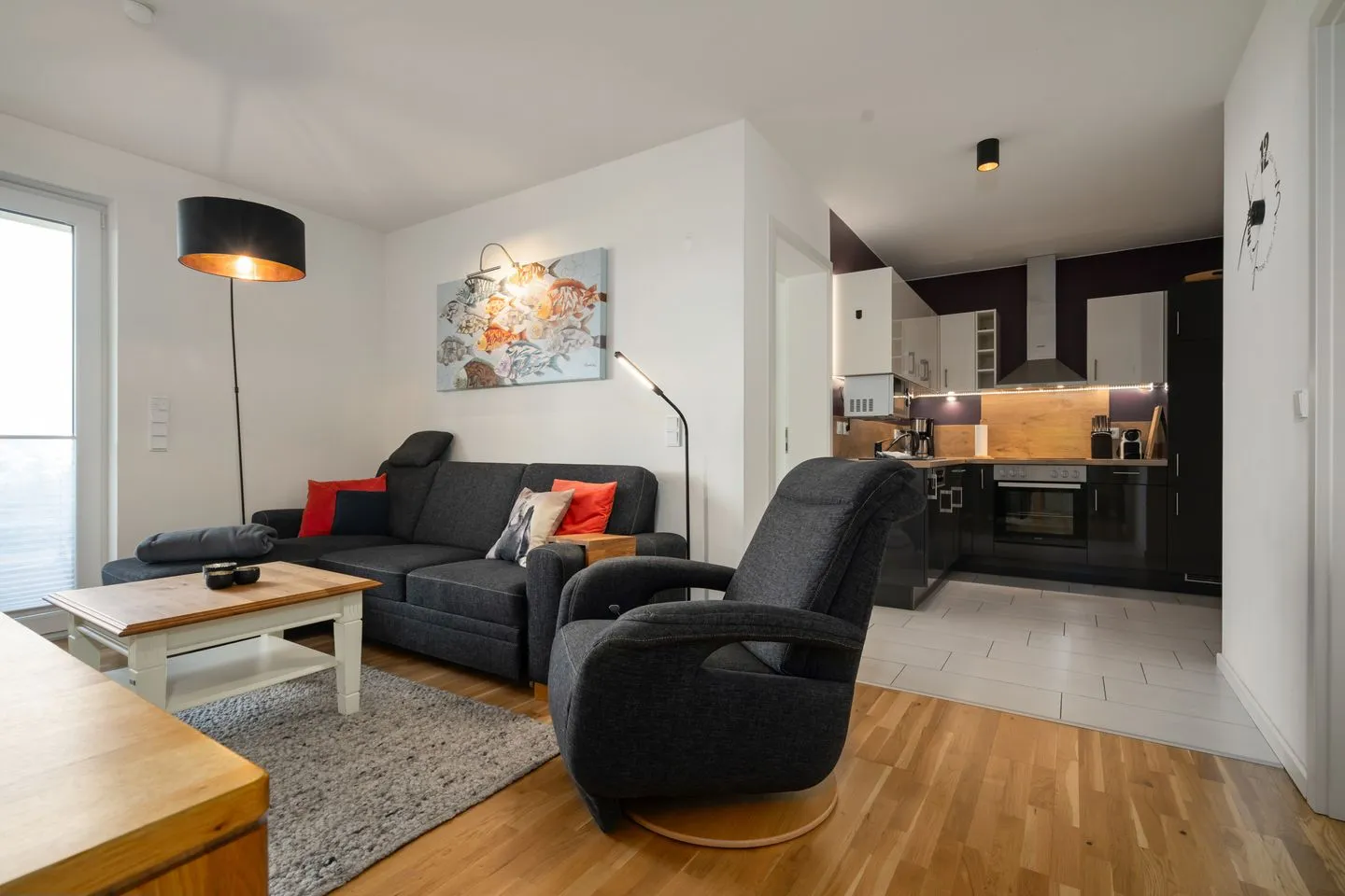 Fischotter Waren (Müritz) - Ferienwohnung Fischotter Waren (Müritz) - offener Wohnbereich mit gemütlicher Sitzecke und moderner Küche