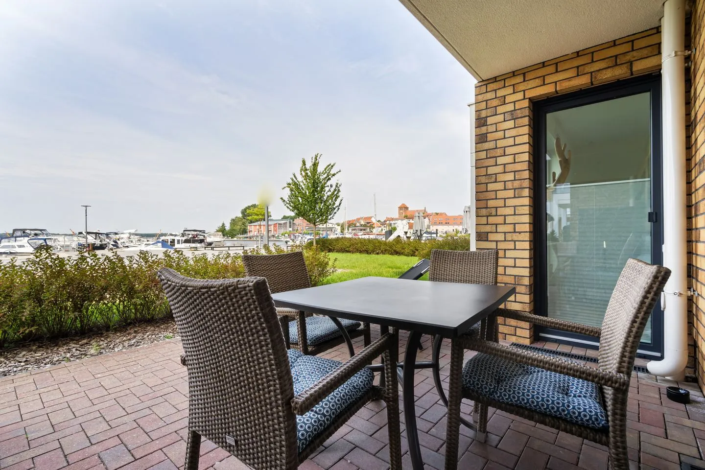Fischotter Waren (Müritz) - Ferienwohnung Fischotter Waren (Müritz) - Terrasse mit Sitzgruppe und Blick auf den Yachthafen