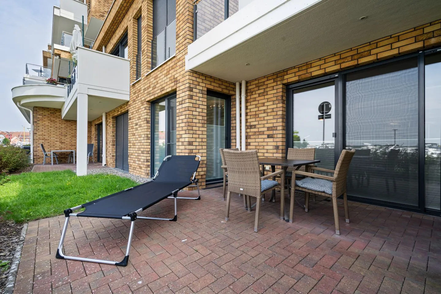 Fischotter Waren (Müritz) - Ferienwohnung Fischotter Waren (Müritz) - Terrasse mit Sitzgruppe und Sonnenliege