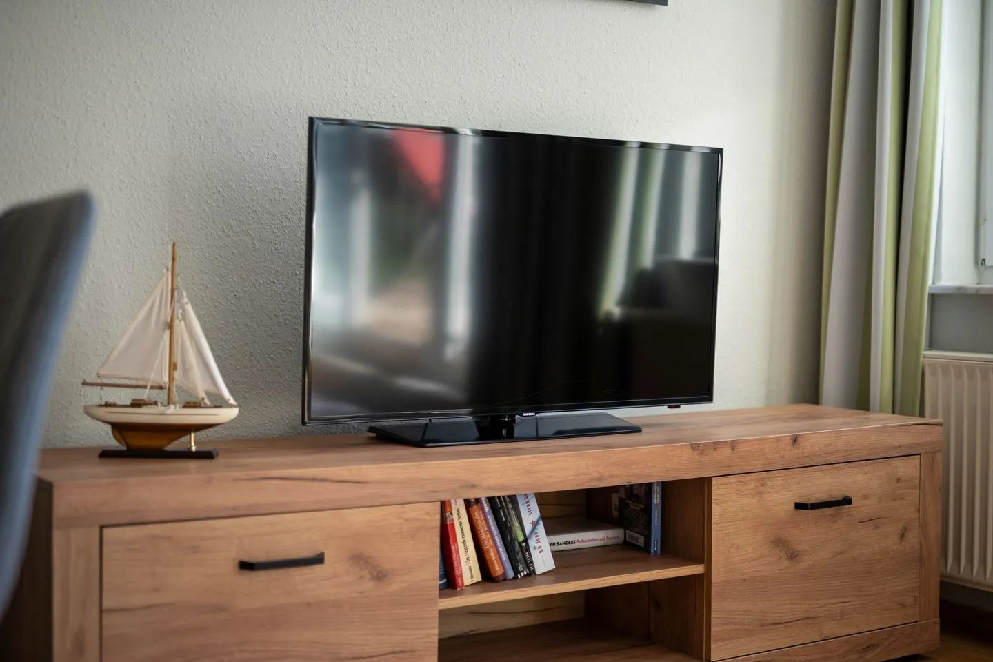 Seepferdchen Waren (Müritz) - Ferienwohnung Seepferdchen Waren (Müritz) - TV-Wand im Wohnzimmer