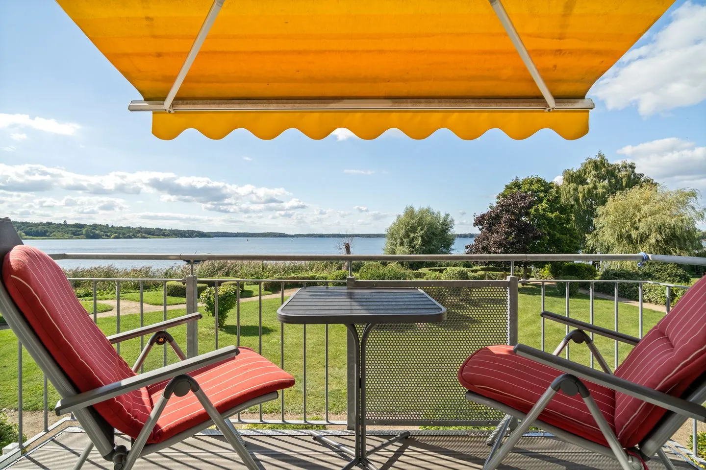 Seepferdchen Waren (Müritz) - Ferienwohnung Seepferdchen Waren (Müritz) - Balkon mit Sitzgelegenheit und Markise