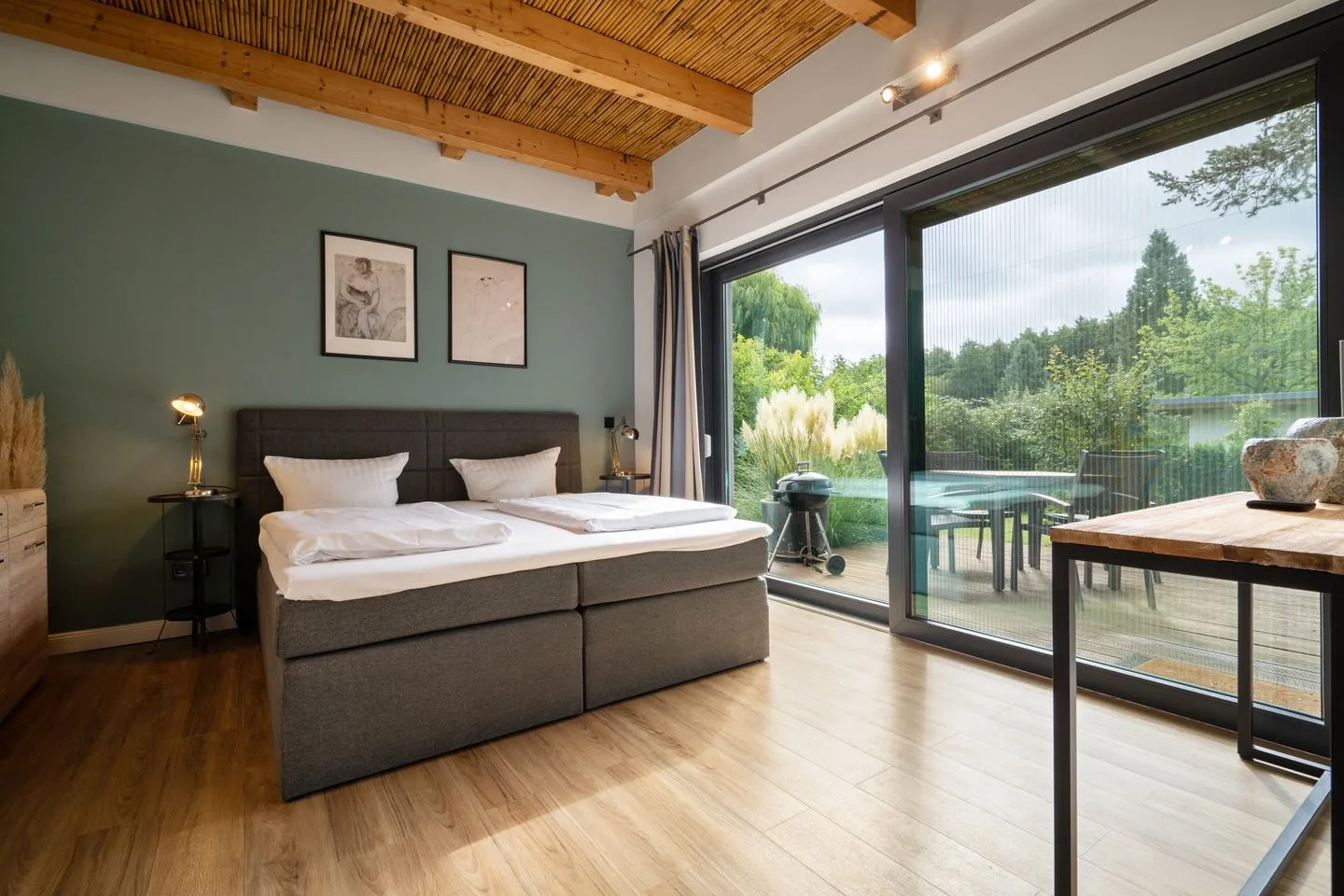 Große Sommerliebe Waren (Müritz) - Ferienhaus Große Sommerliebe Waren (Müritz) - Modernes Schlafzimmer mit komfortablem Doppelbett und Zugang zur Terrasse