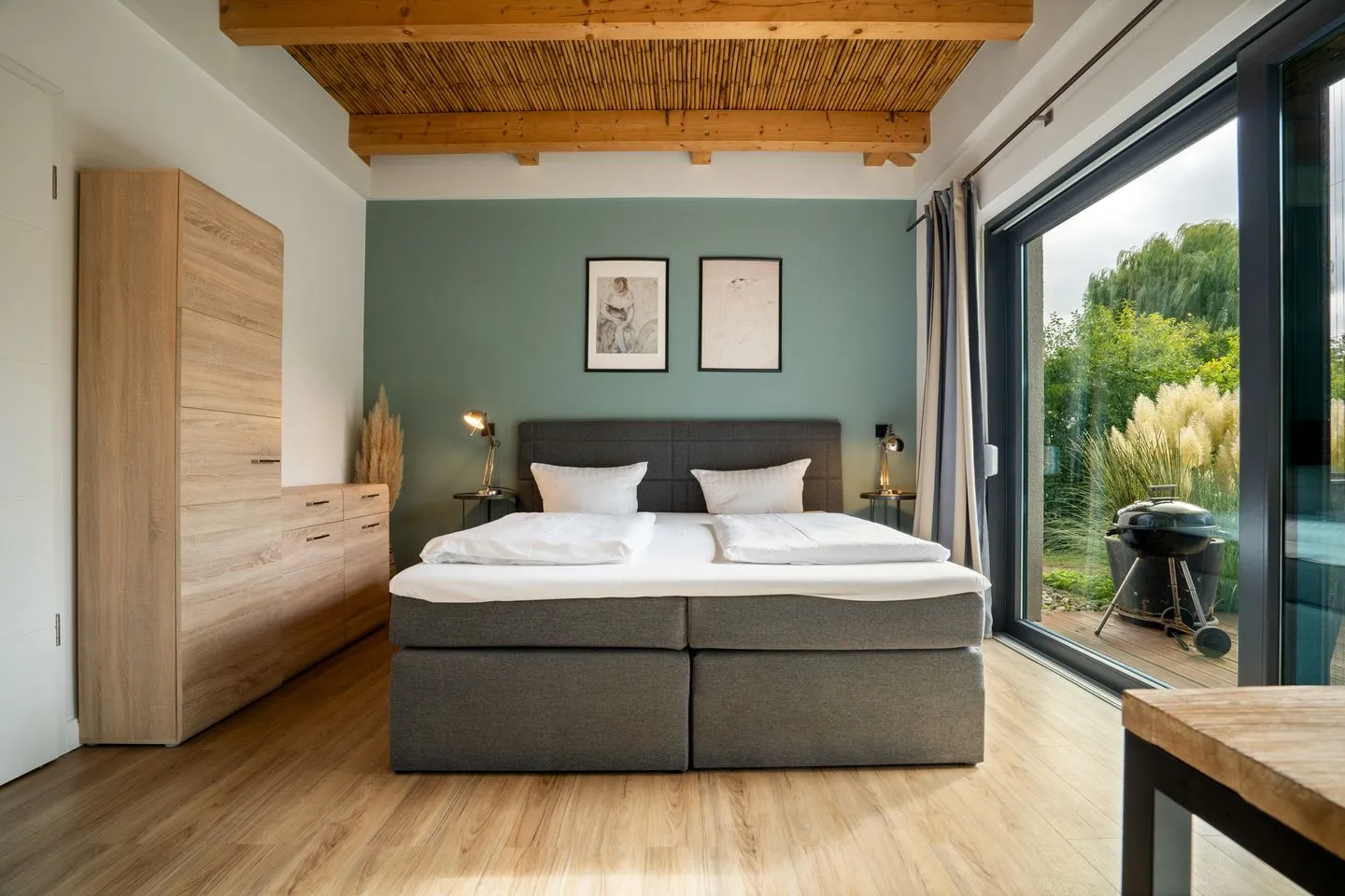 Große Sommerliebe Waren (Müritz) - Ferienhaus Große Sommerliebe Waren (Müritz) - Gemütliches Schlafzimmer mit großem Doppelbett und viel Stauraum