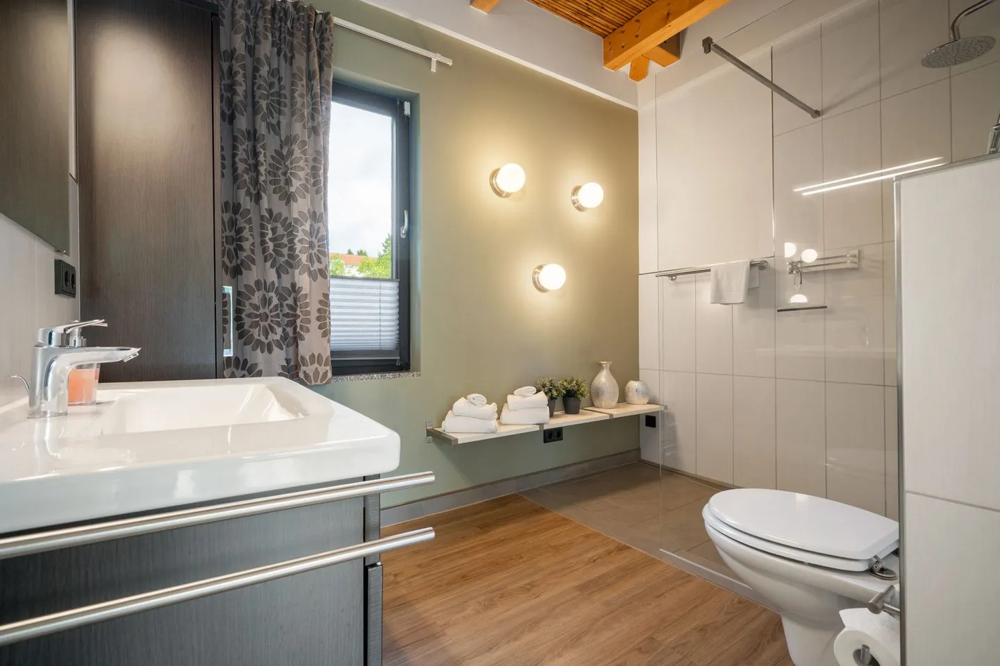 Große Sommerliebe Waren (Müritz) - Ferienhaus Große Sommerliebe Waren (Müritz) - Modernes Badezimmer mit bodentiefer Dusche und stilvollen Details