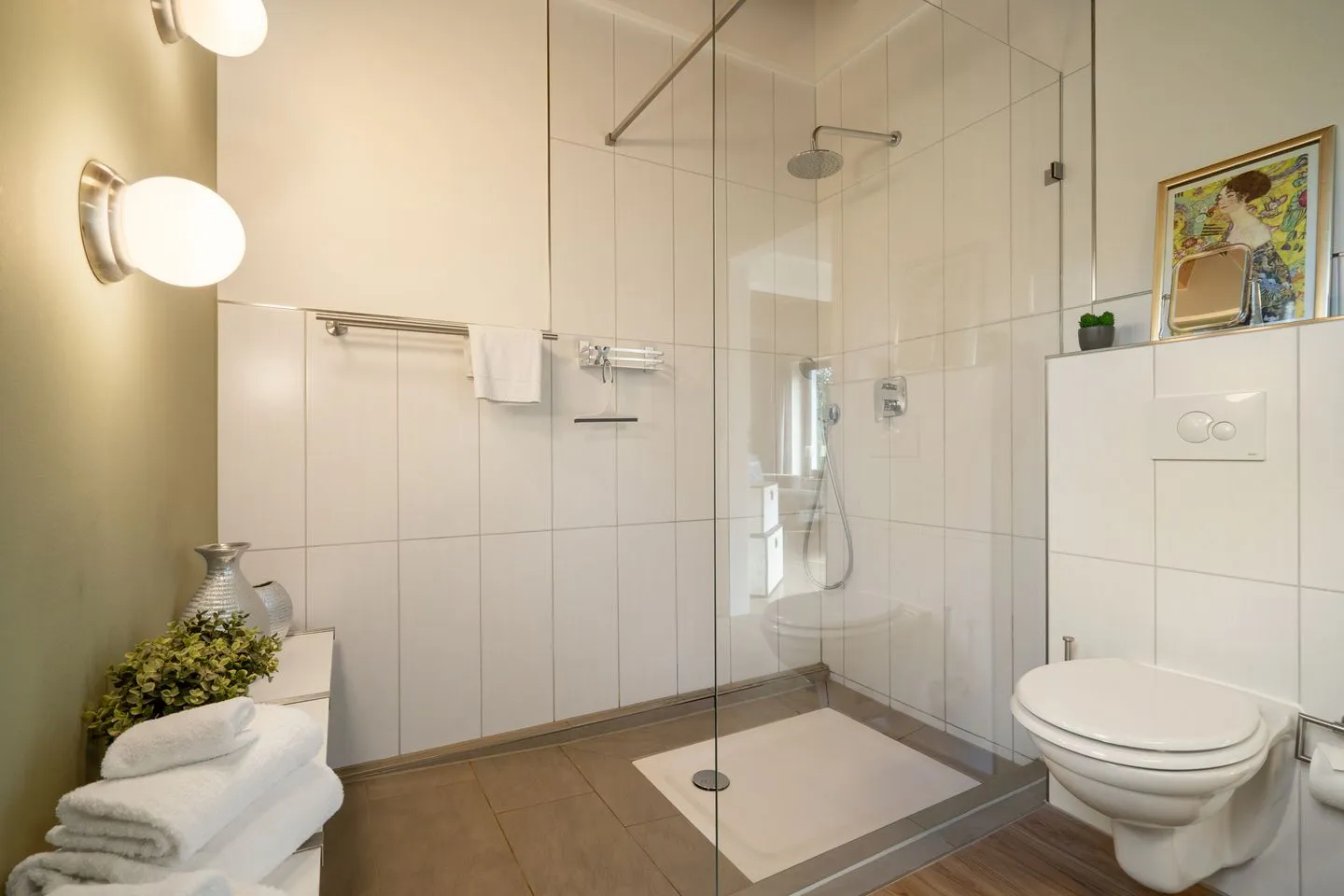 Große Sommerliebe Waren (Müritz) - Ferienhaus Große Sommerliebe Waren (Müritz) - Helles Badezimmer mit großzügiger, bodentiefer Dusche