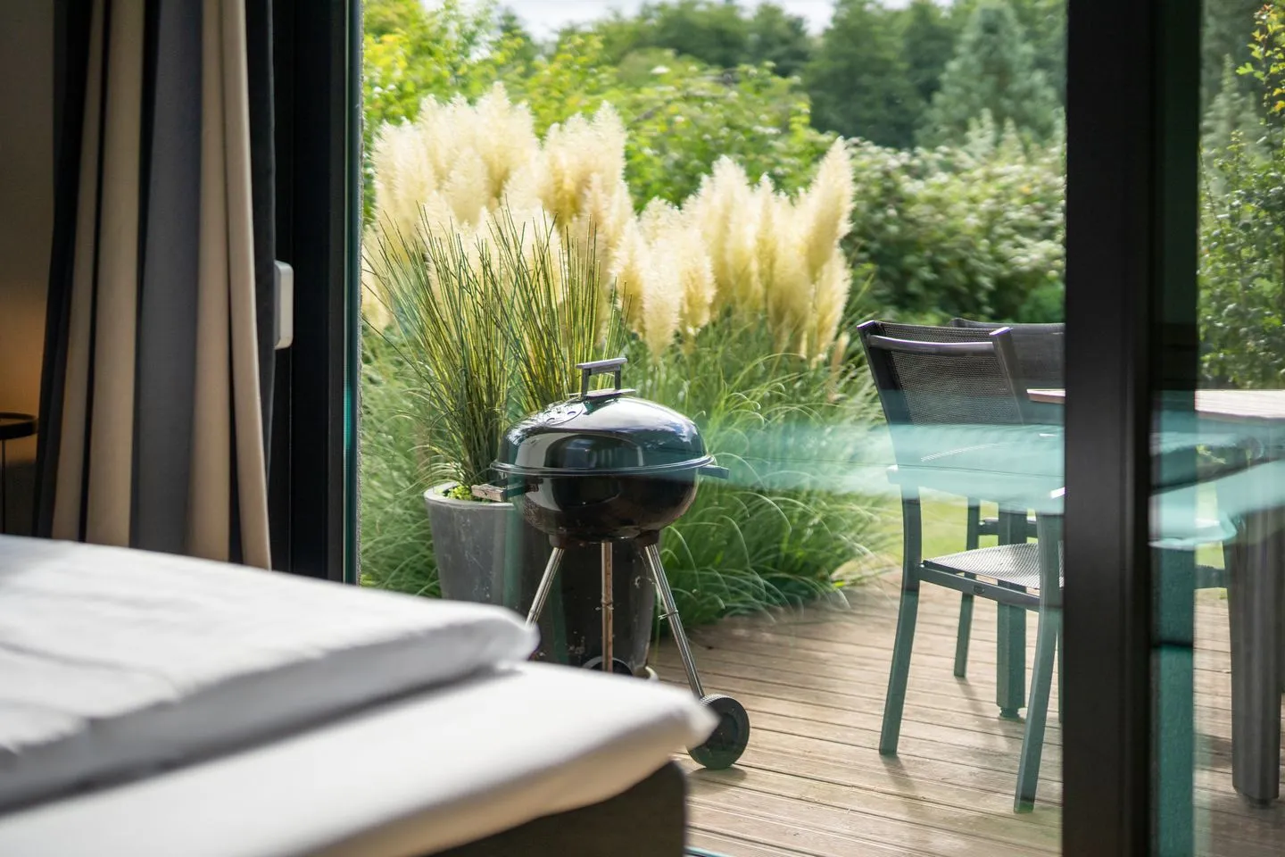 Große Sommerliebe Waren (Müritz) - Ferienhaus Große Sommerliebe Waren (Müritz) - Sonnige Terrasse mit gemütlicher Sitzecke, Grillmöglichkeit und Blick ins