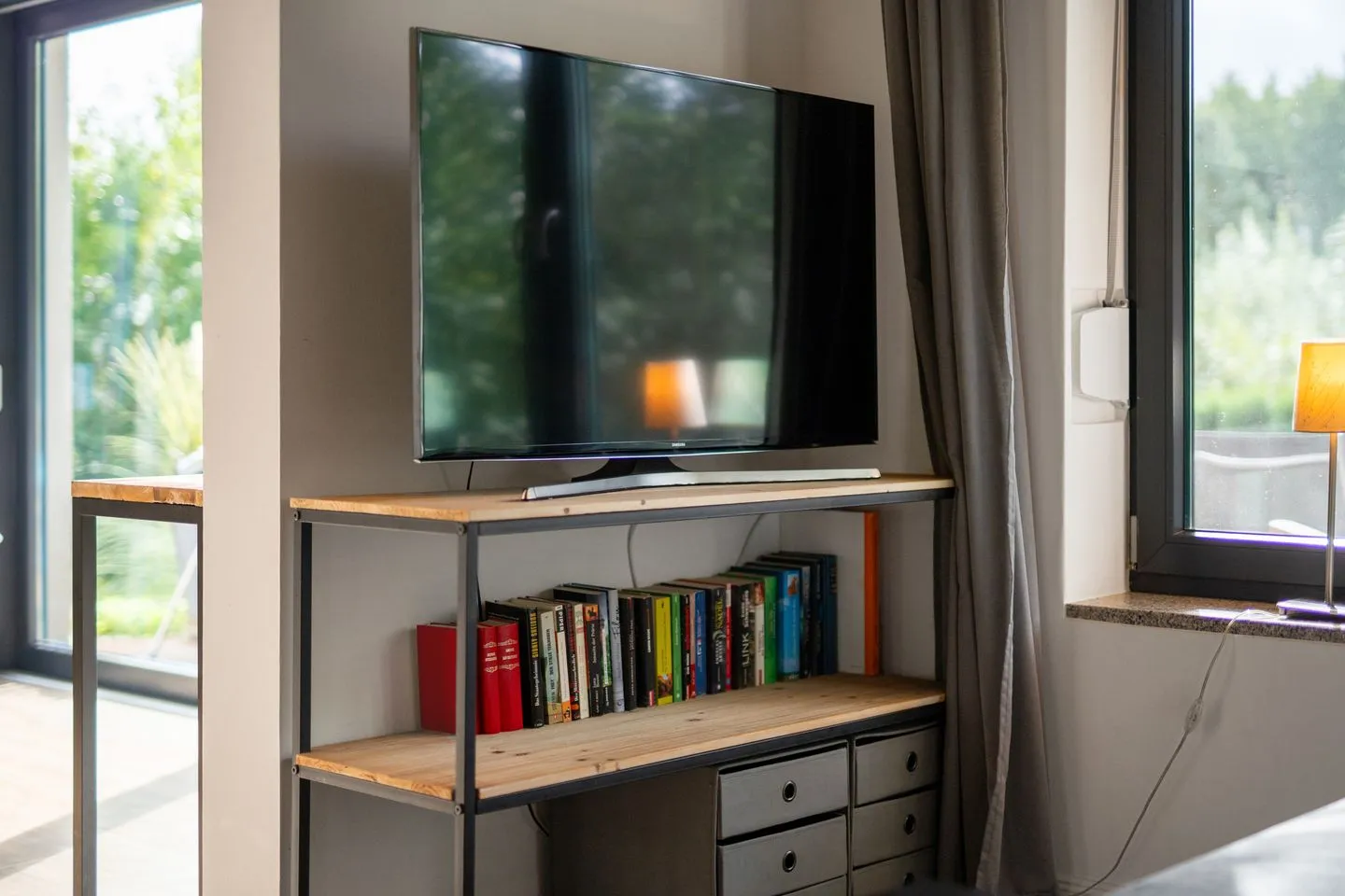 Große Sommerliebe Waren (Müritz) - Ferienhaus Große Sommerliebe Waren (Müritz) - Helles Wohnzimmer mit großem Fernseher, gemütlicher Leseecke und direktem