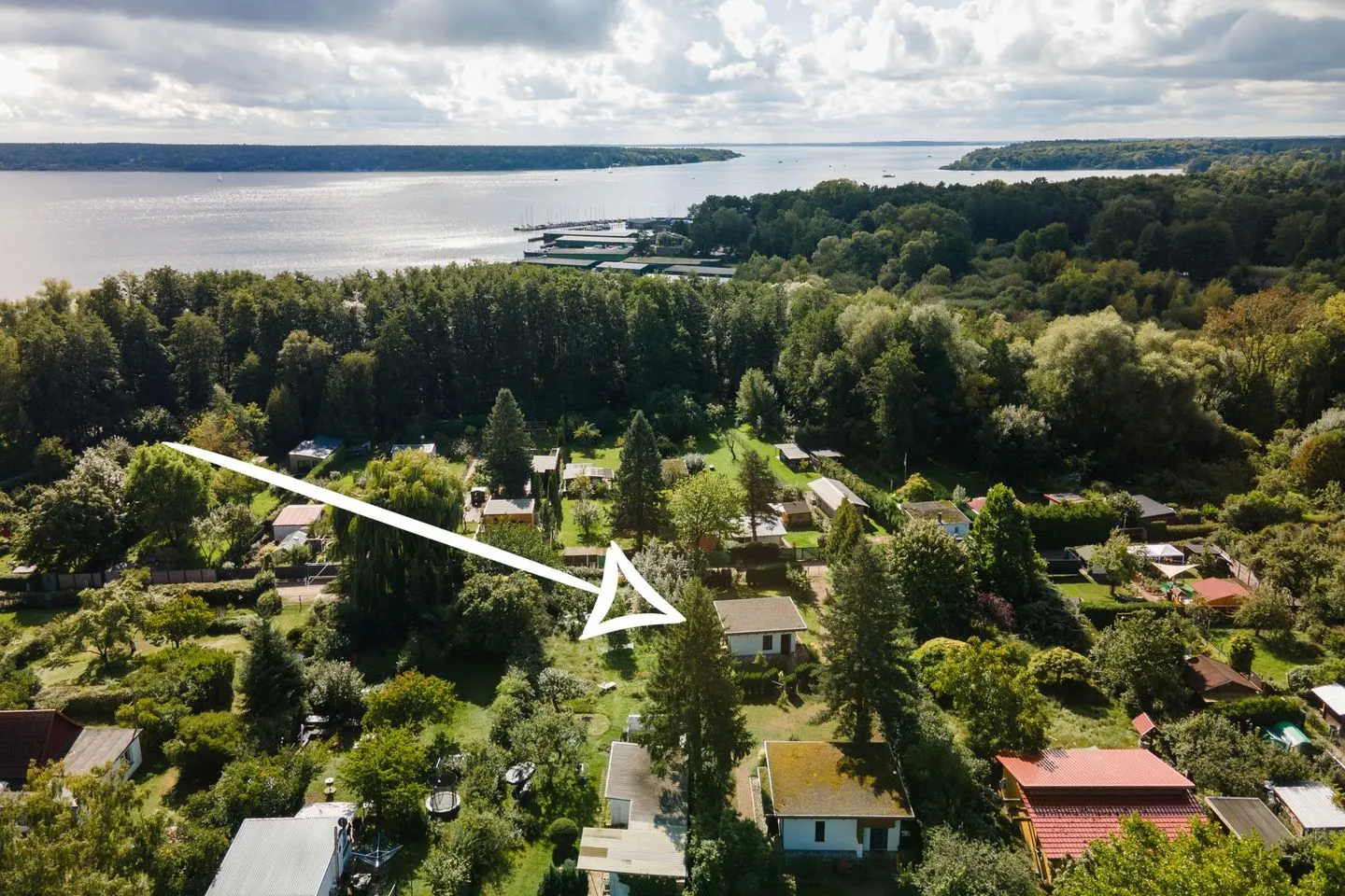 Kleine Sommerliebe Waren (Müritz) - Ferienhaus Kleine Sommerliebe Waren (Müritz) - Gebäudekennzeichnung in der Vogelperspektive