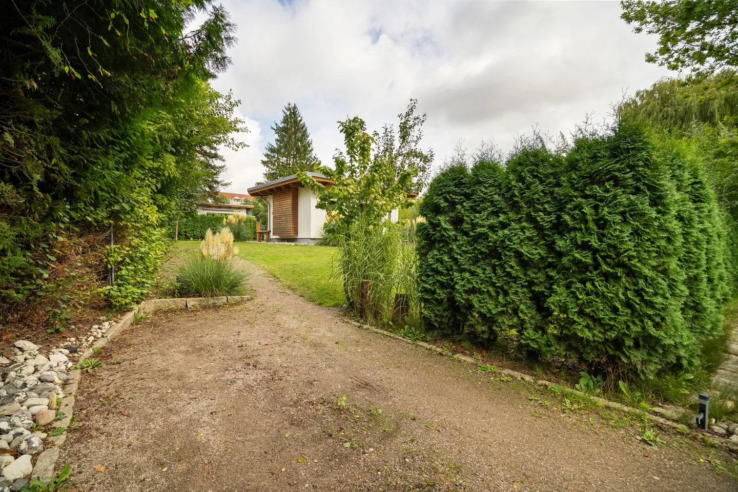 Kleine Sommerliebe Waren (Müritz) - Ferienhaus Kleine Sommerliebe Waren (Müritz) - Ruhig gelegenes Ferienhaus mit Naturgrundstück und Einfahrt