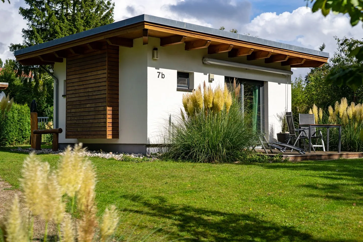 Kleine Sommerliebe Waren (Müritz) - Ferienhaus Kleine Sommerliebe Waren (Müritz) - mit Holzdetails und Gartenblick