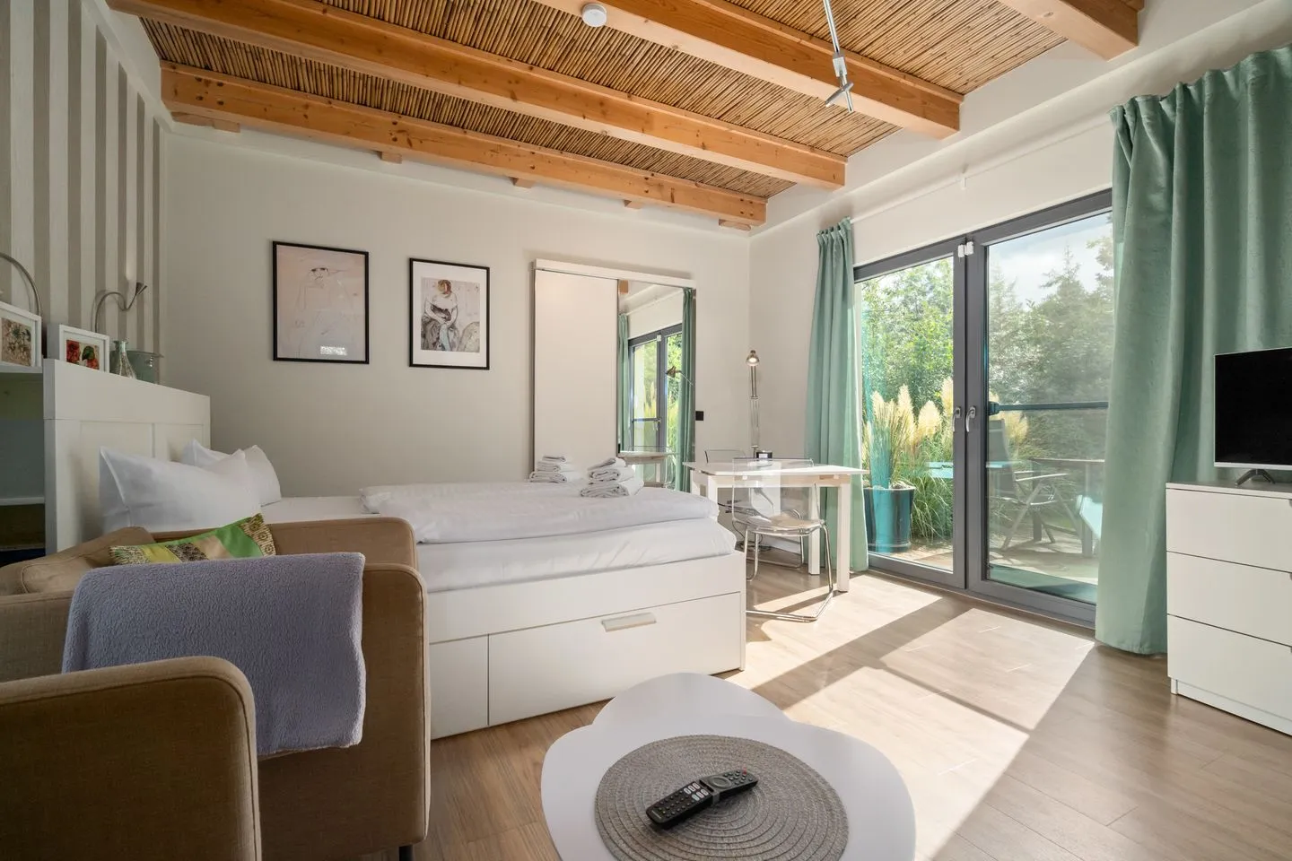 Kleine Sommerliebe Waren (Müritz) - Ferienhaus Kleine Sommerliebe Waren (Müritz) - Helles Schlafzimmer mit Doppelbett, Sitzbereich und Zugang zur Terrasse