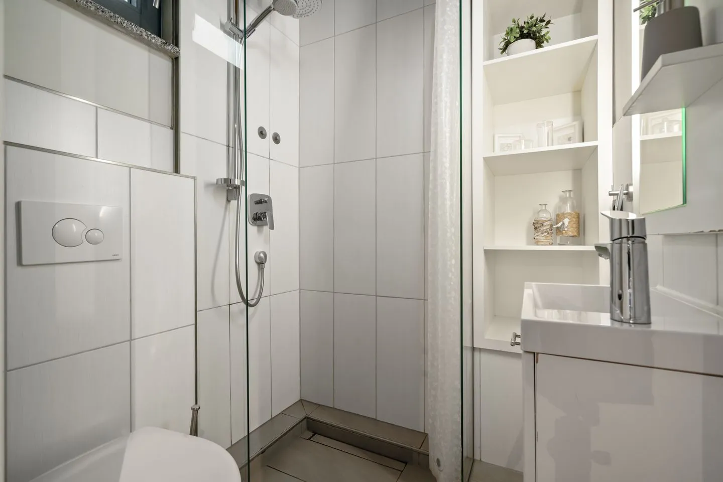 Kleine Sommerliebe Waren (Müritz) - Ferienhaus Kleine Sommerliebe Waren (Müritz) - Kompaktes Bad mit Dusche und moderner Ausstattung