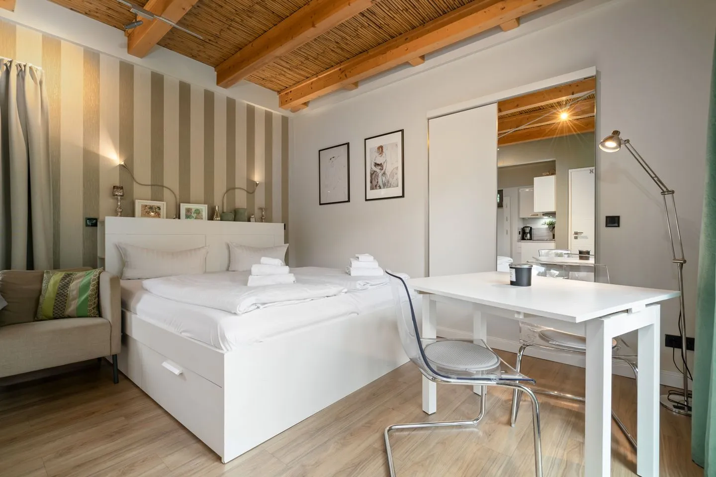 Kleine Sommerliebe Waren (Müritz) - Ferienhaus Kleine Sommerliebe Waren (Müritz) - Schlafzimmer mit Doppelbett, Schreibtisch und stilvoller Einrichtung