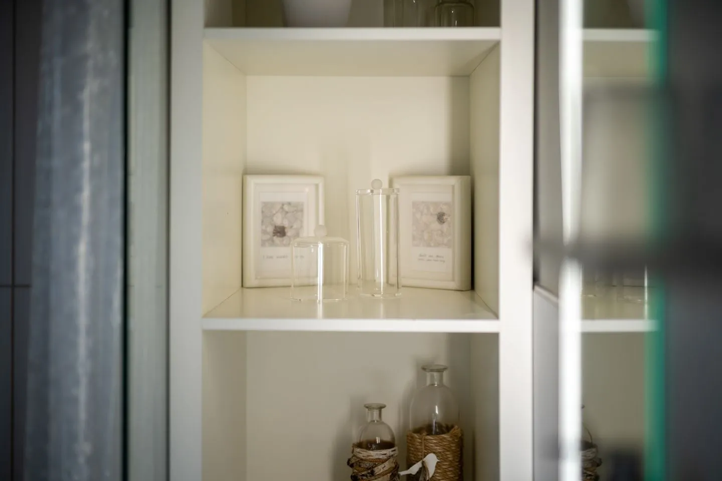 Kleine Sommerliebe Waren (Müritz) - Ferienhaus Kleine Sommerliebe Waren (Müritz) - Liebevolle Details in der Einrichtung mit Deko und Glasgefäßen