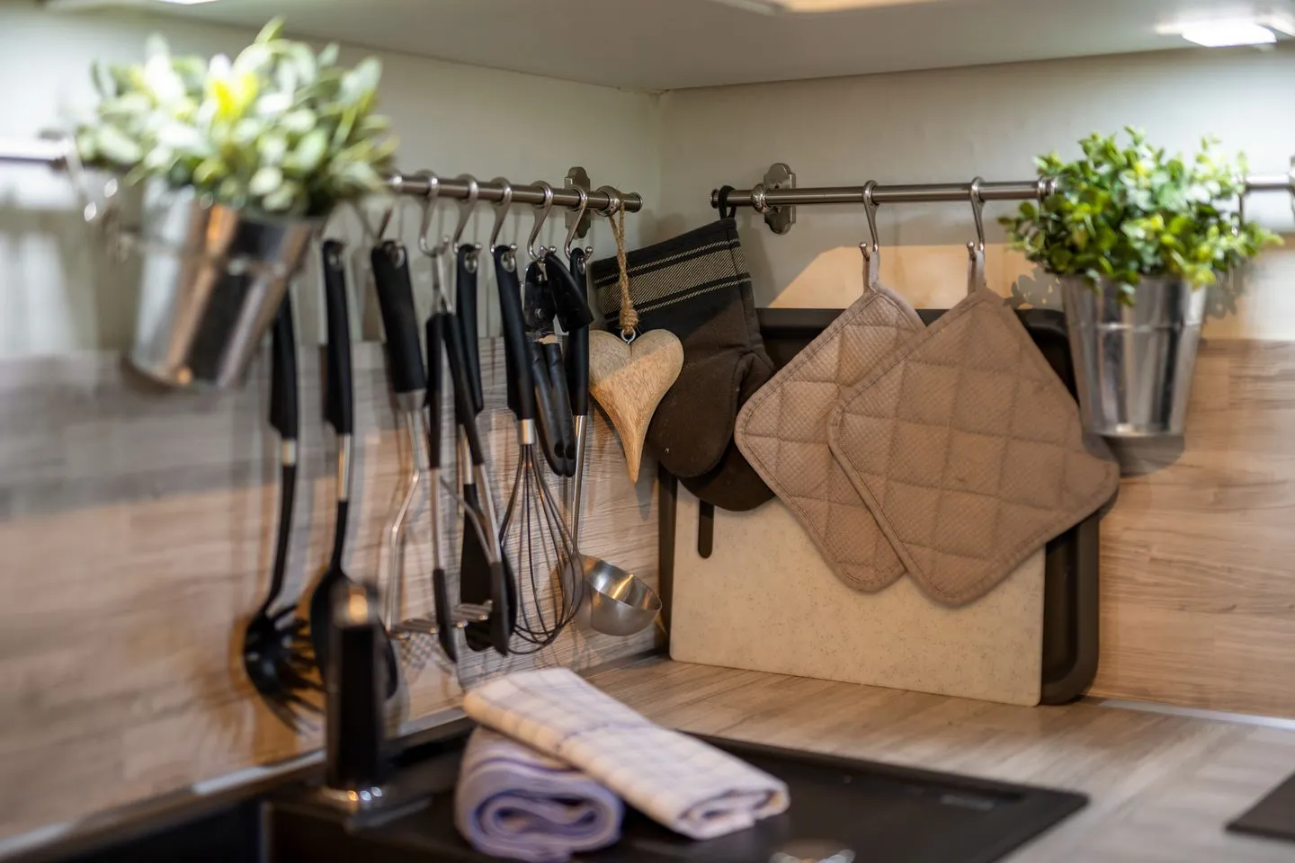 Kleine Sommerliebe Waren (Müritz) - Ferienhaus Kleine Sommerliebe Waren (Müritz) - Voll ausgestattete Küche mit Utensilien und liebevollen Details