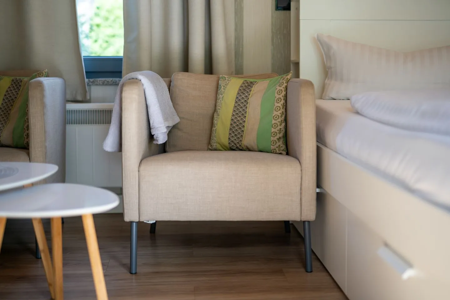 Kleine Sommerliebe Waren (Müritz) - Ferienhaus Kleine Sommerliebe Waren (Müritz) - Gemütlicher Sessel mit Zierkissen im Wohnbereich