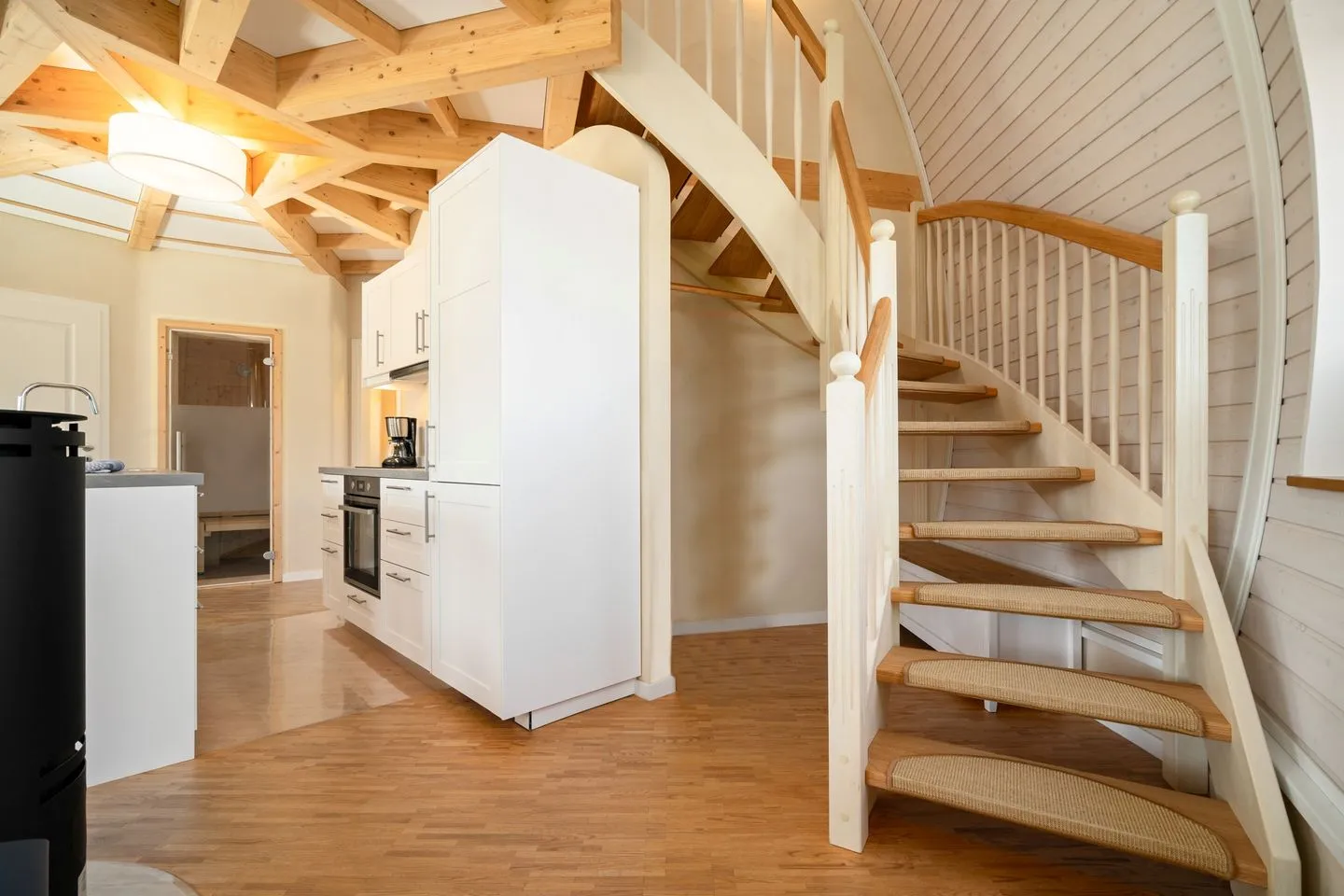 Selene Tollensesee – Penzlin/Wustrow - Ferienhaus Selene - Kugelhaus am Tollensesee - Blick in die offene Wohnküche